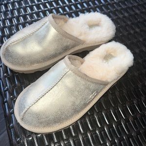 Little gurl Ugg slippers 💛size 2 new